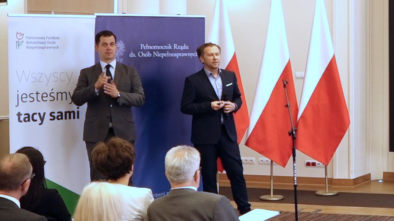 Robert Bartold of the Ministry of Investment and Development on experiences in cooperation with people with disabilities, next to the photo is sign language interpreter Tomasz Smakowski