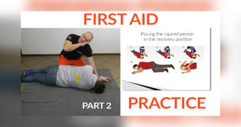 Graphic for a video in Polish Sign Language, demonstrating how to administer first aid. On the left, there is a photo showing medical rescuer Hubert Głagowski demonstrating how to perform the safe position on the injured person. On the ground, Tomasz Smakowski, a sign language interpreter, is lying as the injured person. He is wearing a hoodie with the Świat Głuchych (World of the Deaf) logo. On the right, there is a graphic illustrating the recovery position. At the top and bottom, there are captions: 