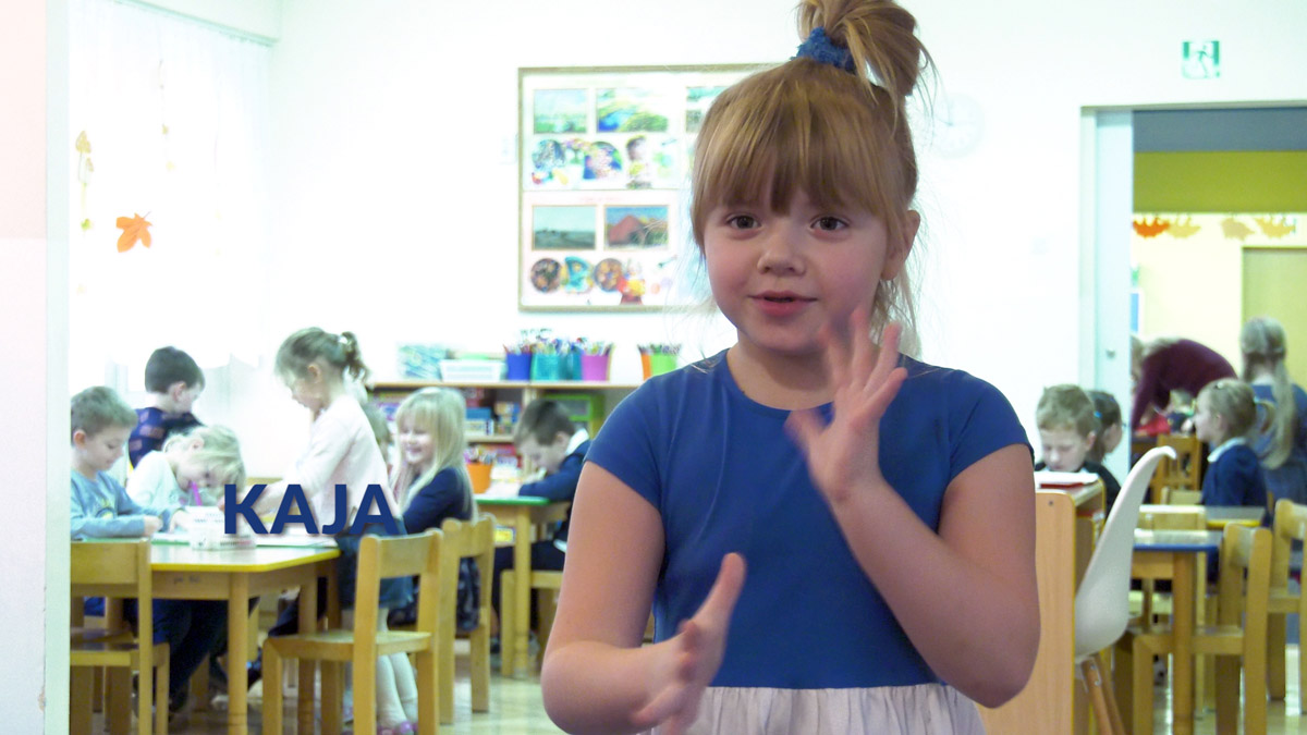 dzieci uczące się języka migowego w ramach zajęć w przedszkolu