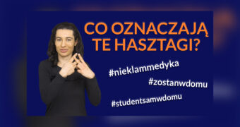 Grafika do filmu w PJM-ie. Po lewej stronie Magdalena Wdowiarz pokazująca w języku migowym znak „hasztag”. Po prawej napis: „Co oznaczają te hasztagi? #NieKłamMedyka #StudentSamWDomu #ZostańWDomu”. Wszystko na granatowym tle.