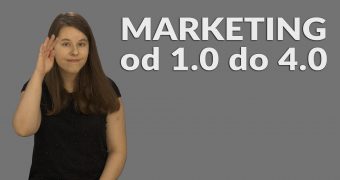 Grafika do filmu w polskim języku migowym. Po lewej stronie Natalia Gałecka, która wyjaśnia w języku migowym definicję marketingu. Po prawej napis: 