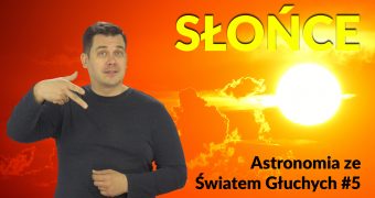 Po lewej kadr z filmu z Tomaszem Smakowskim migającym znak „słońce”. Po prawej napis „Słońce” niżej: „Astronomia ze Światem Głuchych #5”. W tle grafika ze słonecznym niebem.