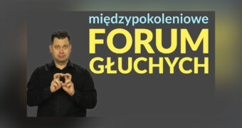 Grafika do filmu w języku migowym, zapraszającego na forum osób głuchych i niedosłyszących. Po lewej Tomasz Smakowski, prezes Fundacji Świat Głuchych. Po prawej napis: „Międzypokoleniowe Forum Głuchych”.