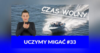 Grafika do filmu z nauką języka migowego. Po lewej stronie Joanna Huczyńska pokazująca znak „łódka” w PJM-ie. Po prawej stronie zdjęcie z łodzią na jeziorze i napis: „Czas wolny”. Poniżej biały napis na niebieskim tle: „Uczymy migać #33”.