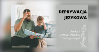 Grafika do filmu w PJM-ie. Po prawej stronie napis: „Deprywacja Językowa. Jak dbać o rozwój językowy dziecka głuchego?”. Po lewej stronie zdjęcie – mężczyzna i dziecko oglądają wspólnie książkę dla dzieci i migają.