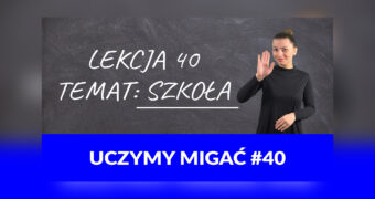 Grafika do filmu z nauką języka migowego. Po prawej zdjęcie prowadzącej odcinek, Joanny Huczyńskiej, uśmiechniętej i machającej w stronę do kamery. W tle tablica szkolna, na niej biały napis: „Lekcja 40. Temat: Szkoła”. Na dole biały napis na niebieskim tle: „Uczymy migać #40”.