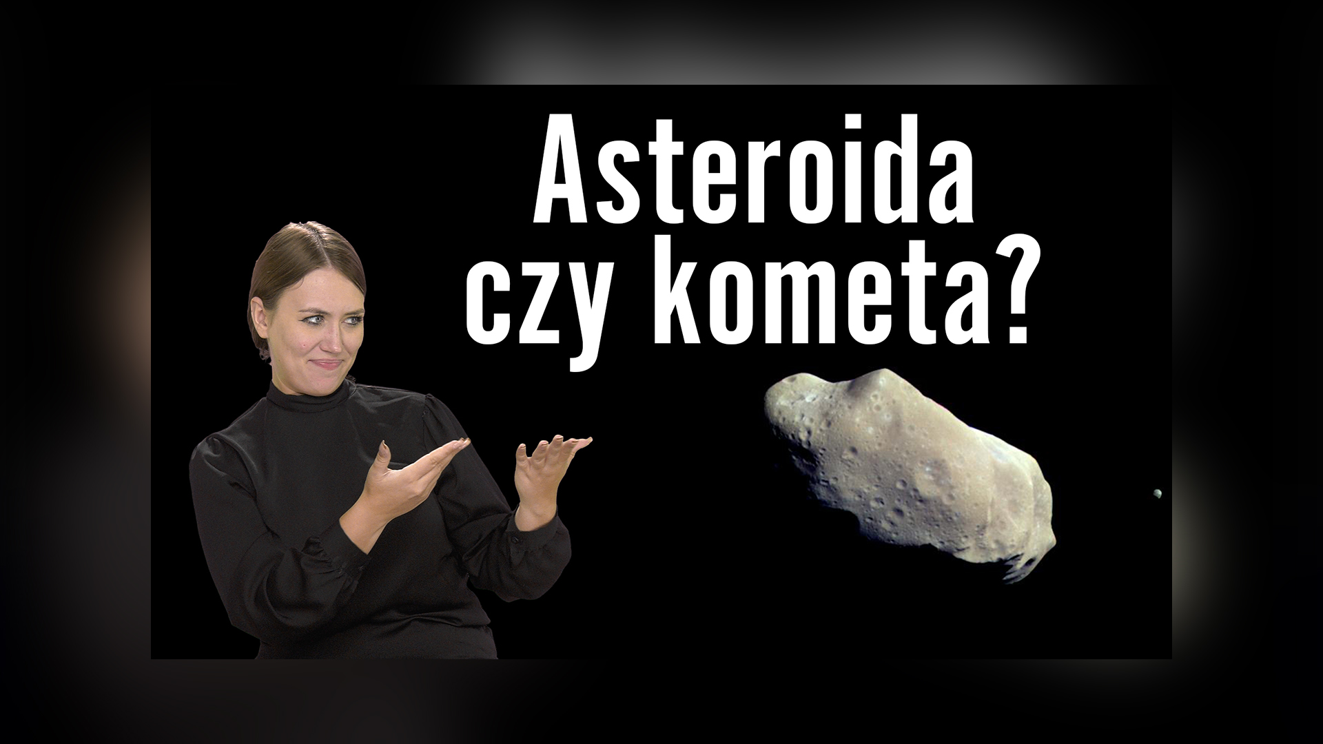 Film do odcinka z serii Astronomia ze Światem Głuchych. Na ciemnym tle po lewej stronie Nikola Śliwa, młoda kobieta, tłumaczka języka migowego. Dłońmi oraz postawa ciała pokazuje na swoją lewą stronę, gdzie znajduje się prawdziwe zdjęcie asteroidy 243 Ida. Obok biały, duży napis: „Asteroidy czy kometa?”.